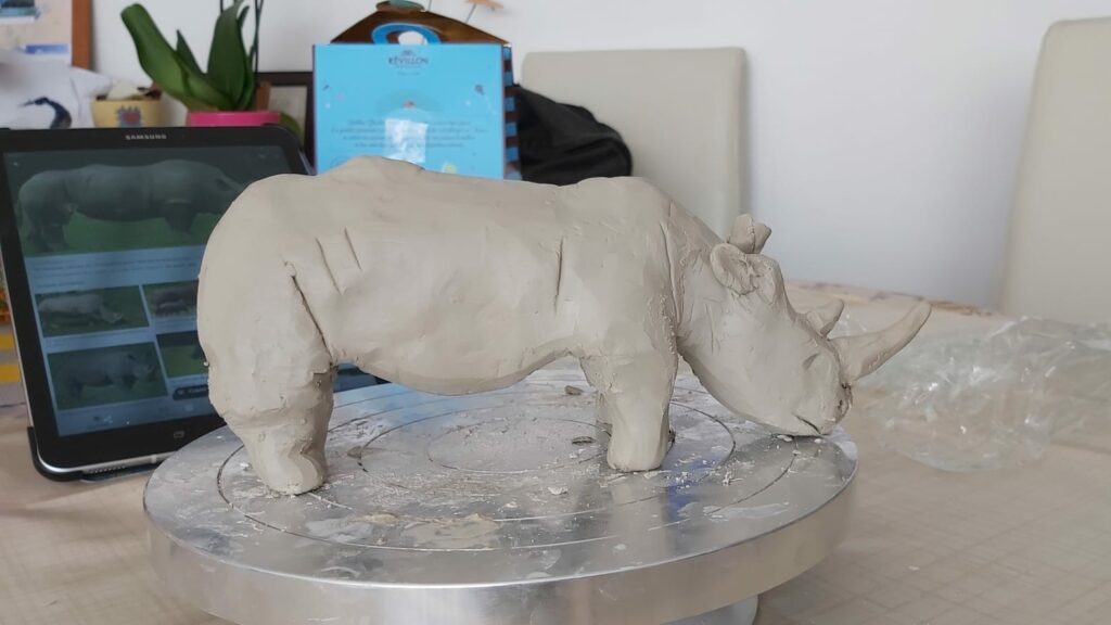 modelage d'un rhinocéros par Jacqueline