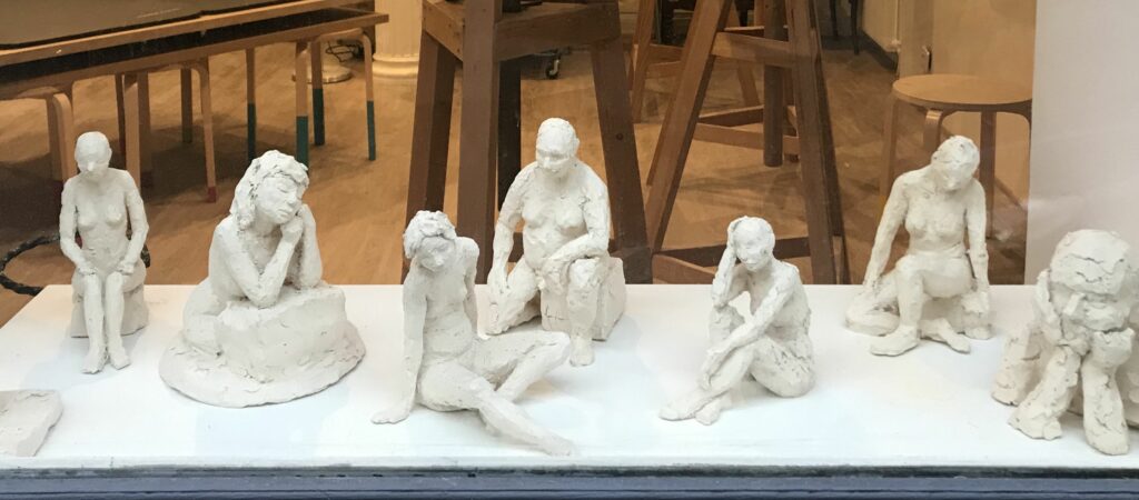 vitrine de sculptures modèles vivants